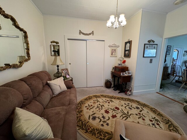 living room featuring an inviting chandelier, light colored carpet, and ornamental molding