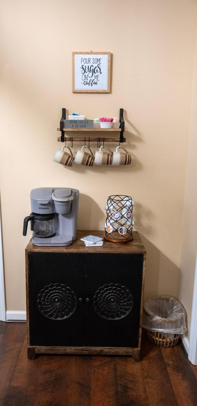 room details featuring hardwood / wood-style floors