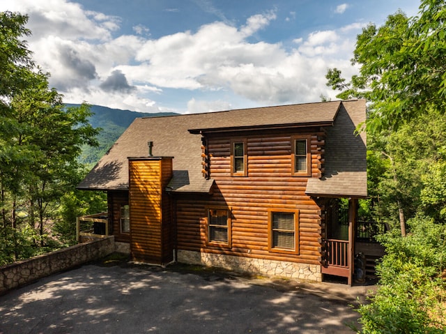 view of front of property featuring a mountain view