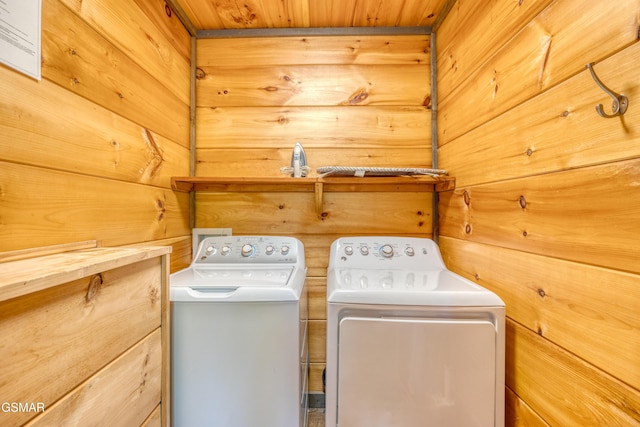 809 Pinecrest Way, Sevierville, TN 37862 - laundry area featuring independent washer and dryer and wood walls