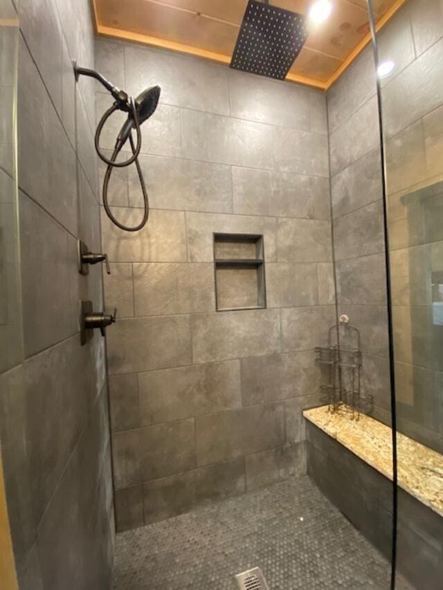 bathroom featuring tiled shower