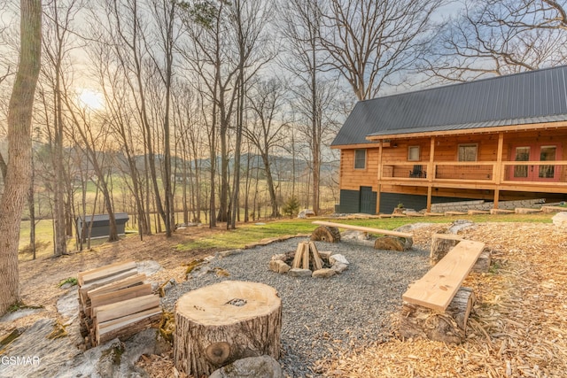 view of yard featuring a fire pit