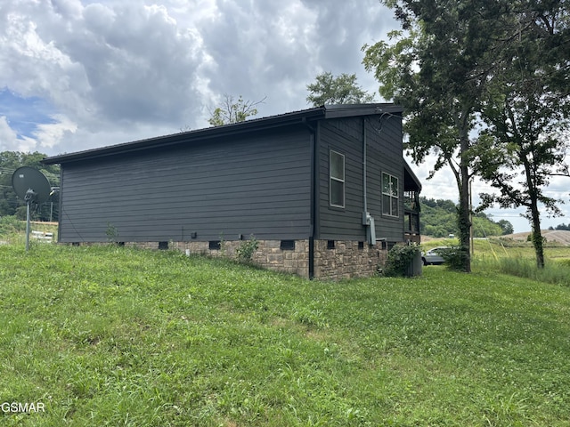 3412 Worth Rd, Sevierville, TN 37876 - view of side of home featuring crawl space and a lawn