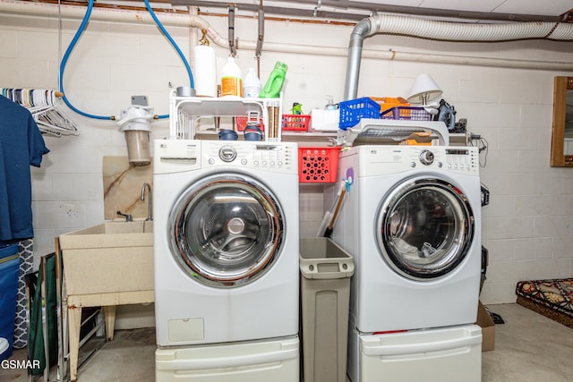 311 E Chestnut Hill Rd, Townsend, TN 37882 - laundry room featuring concrete block wall, independent washer and dryer, and laundry area
