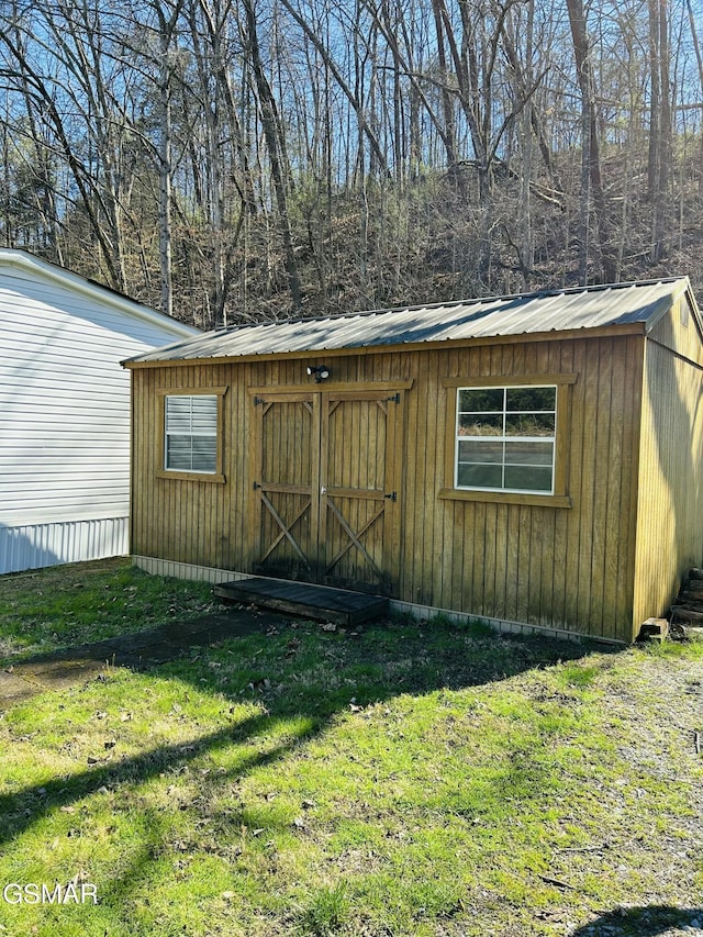 view of outdoor structure featuring an outbuilding