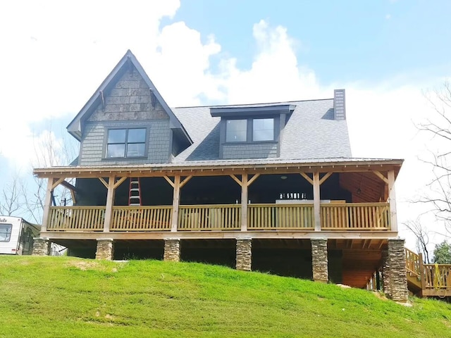 back of house featuring a lawn