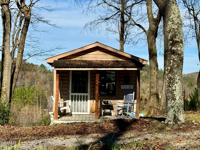 view of front of property with an outdoor structure