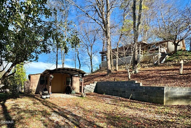 view of yard with a storage unit