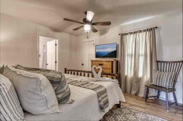 bedroom featuring wood finished floors and a ceiling fan