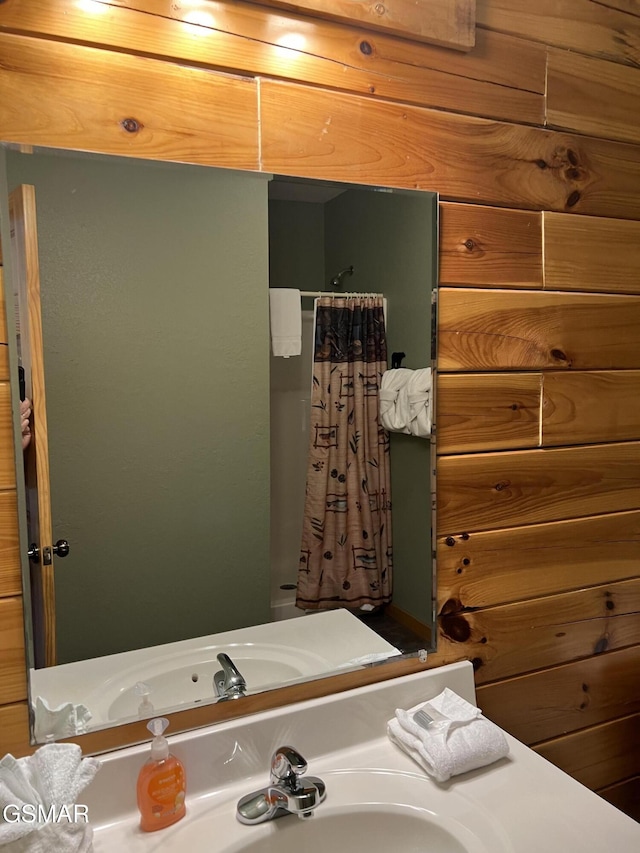 full bath featuring a sink and a shower with shower curtain