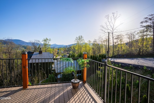 1040 Old Cartertown Rd, Gatlinburg, TN 37738 - wooden deck featuring a mountain view
