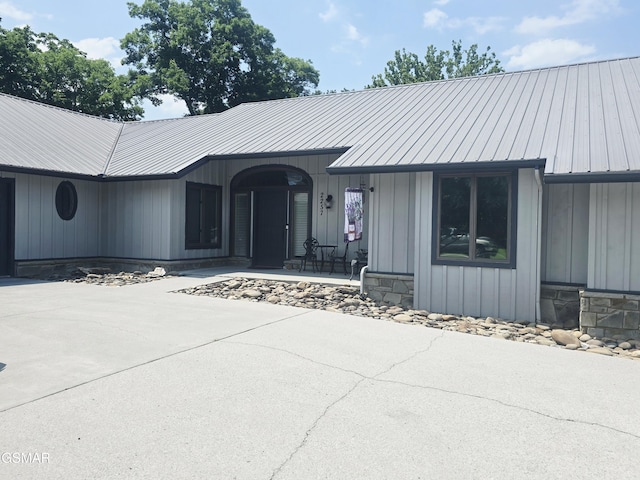 2257 Shinbone Rd, Sevierville, TN 37876 - view of front facade featuring a metal roof, a porch, and board and batten siding
