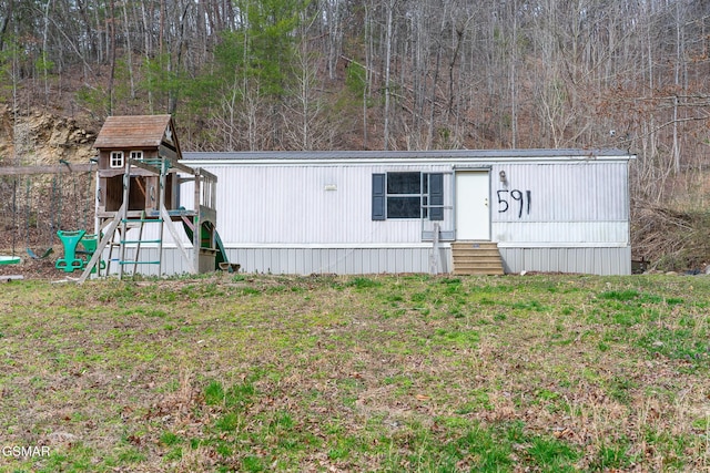 manufactured / mobile home with entry steps and a front lawn