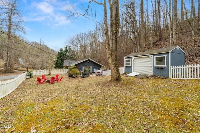 view of yard featuring a storage unit