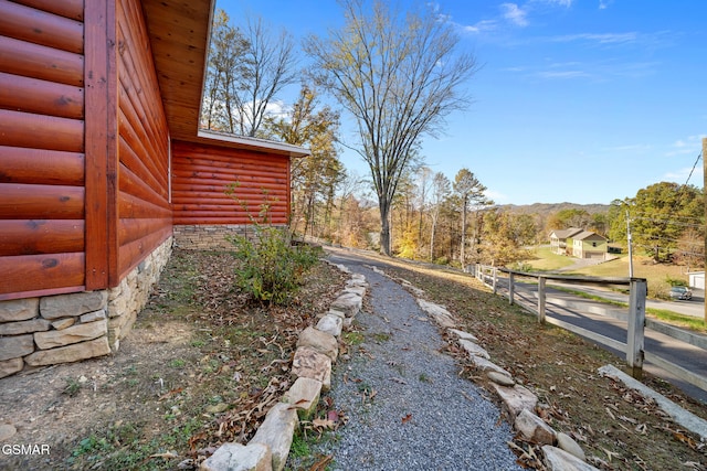 view of yard featuring a mountain view