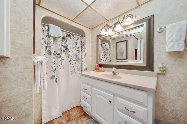 full bathroom featuring curtained shower and vanity