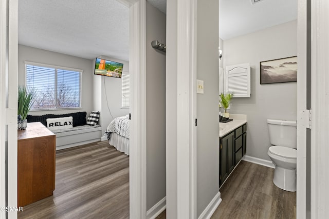 1260 Ski View Dr Unit 3308, Gatlinburg, TN 37738 - bathroom with a textured ceiling, toilet, wood finished floors, vanity, and baseboards