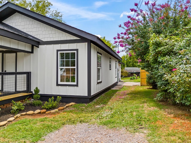 view of side of property featuring a yard