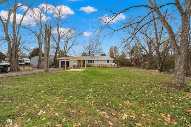 view of front facade featuring a front yard