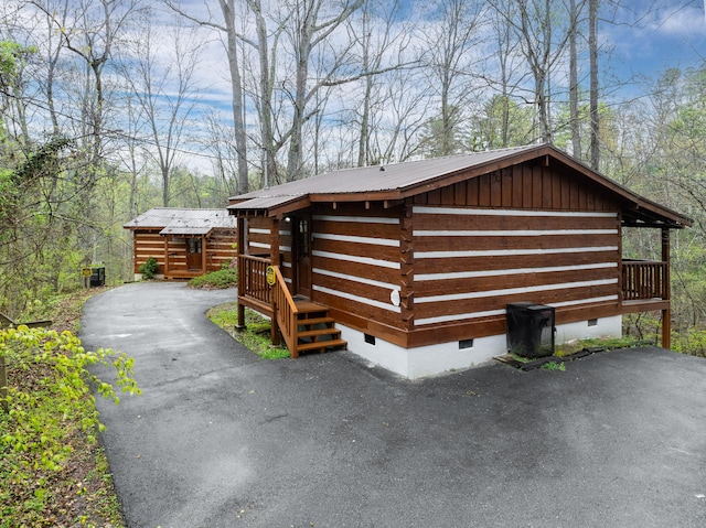view of outdoor structure featuring an outbuilding