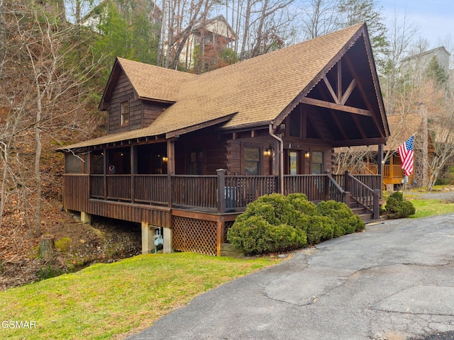 view of front of home with a front lawn