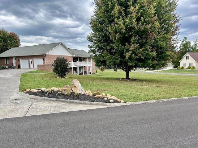 view of front facade featuring a garage and a front lawn