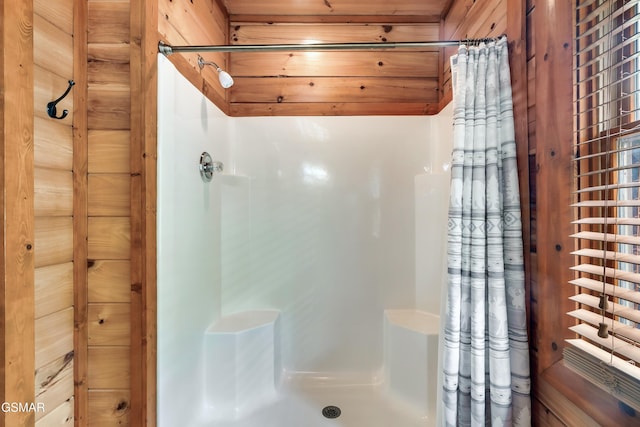 bathroom featuring a shower with curtain and wood ceiling