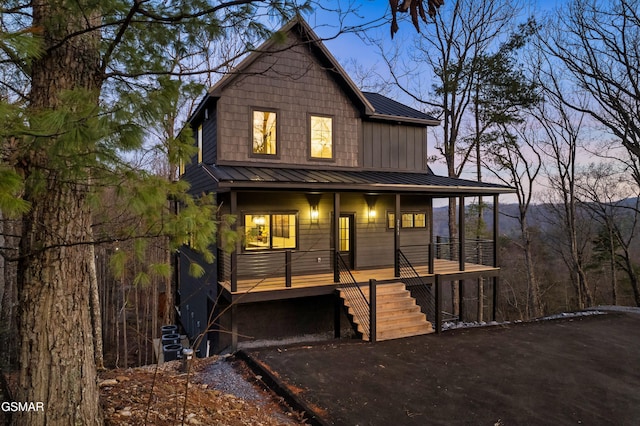 view of front facade with covered porch