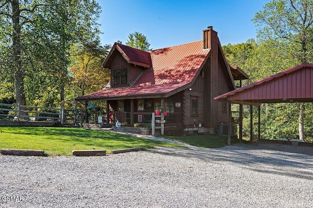 view of front facade featuring a front lawn