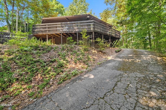 1923 E Arolla Ct, Gatlinburg, TN 37738 - back of property with a deck and asphalt driveway