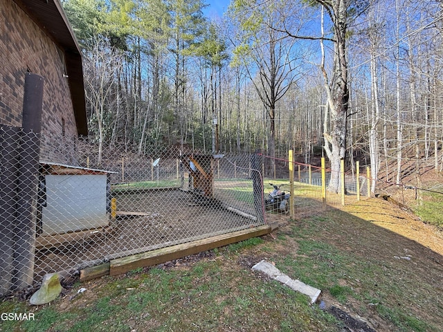 view of yard with an outdoor structure