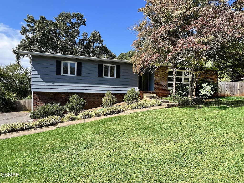 view of front of house featuring a front yard