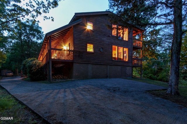 1707 Ridgecrest Dr, Sevierville, TN 37876 - view of home's exterior featuring log veneer siding and a balcony