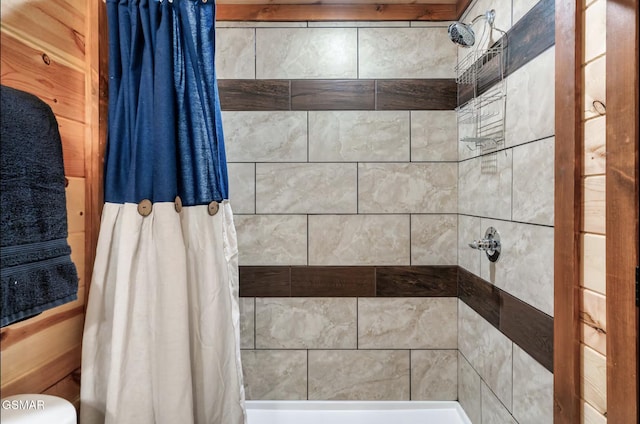 bathroom featuring tiled shower