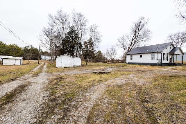 view of yard with a shed