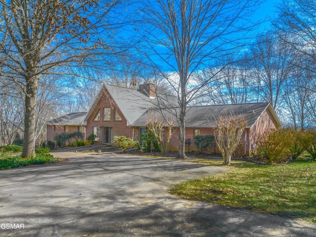 view of front of house featuring a front lawn