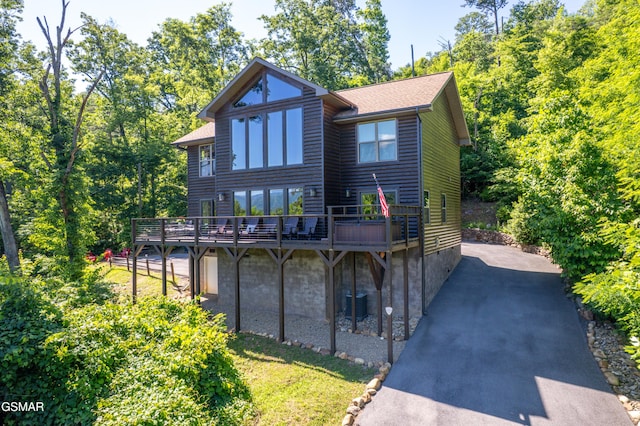 933 E Foothills Dr, Gatlinburg, TN 37738 - chalet / cabin featuring a wooden deck and a shingled roof