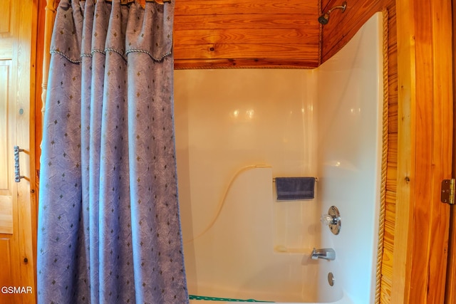 bathroom featuring shower / tub combo