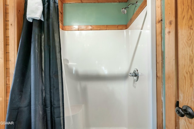 full bath with curtained shower