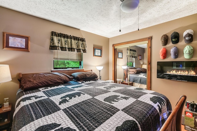 2655 Craig Circle Way, Cosby, TN 37722 - bedroom featuring a textured ceiling and a closet