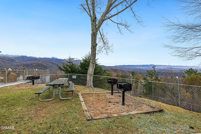 view of yard with a mountain view