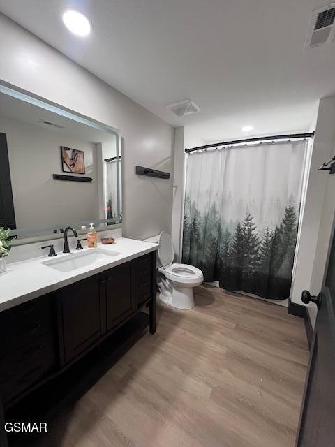 2359 Grassy Branch Rd, Sevierville, TN 37876 - bathroom featuring vanity, wood finished floors, a shower with curtain, and recessed lighting