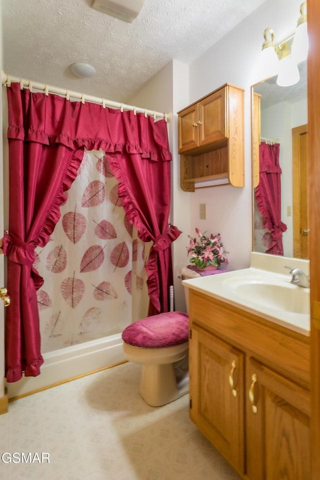 bathroom featuring a shower with curtain, vanity, and toilet