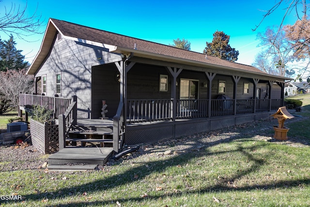 view of front of property with a front lawn