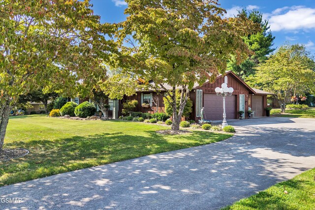 view of front facade featuring a front yard and a garage