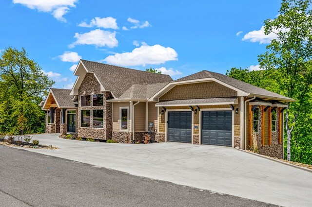 craftsman house featuring a garage