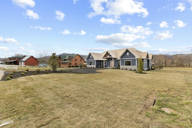 view of front of property featuring a front lawn