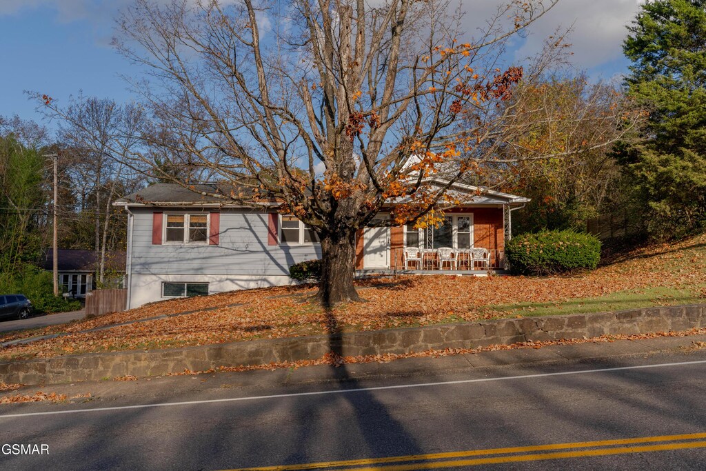 3424 Whittle Springs Rd, Knoxville, TN 37917 - view of front facade featuring a porch