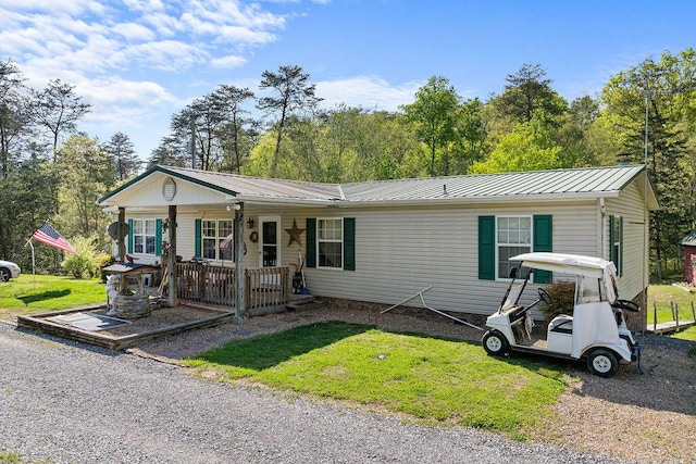 view of front of property featuring a front lawn and a porch