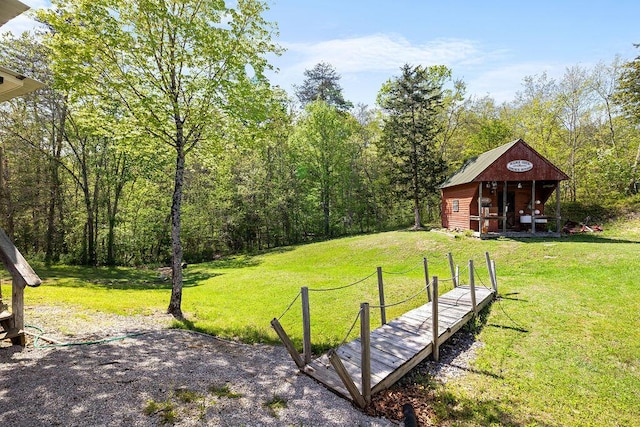 view of yard with an outbuilding